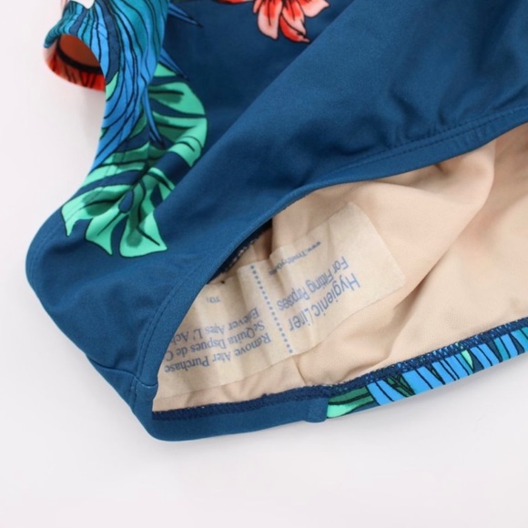 Women’s V-Neck One Piece Swimsuit - Picture 9 of 9